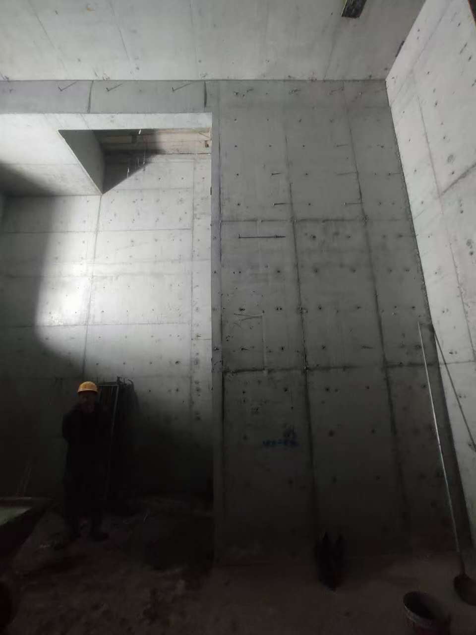 张北墙上开槽钢筋断了有影响吗